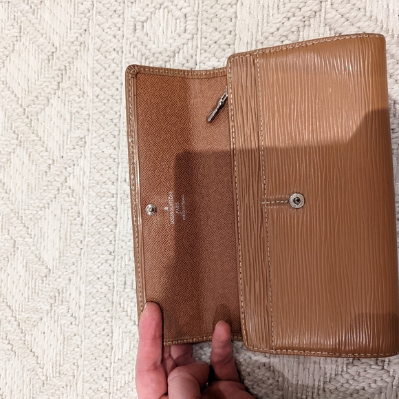 Luis Vuitton Epi Wallet - Picture 10 of 14